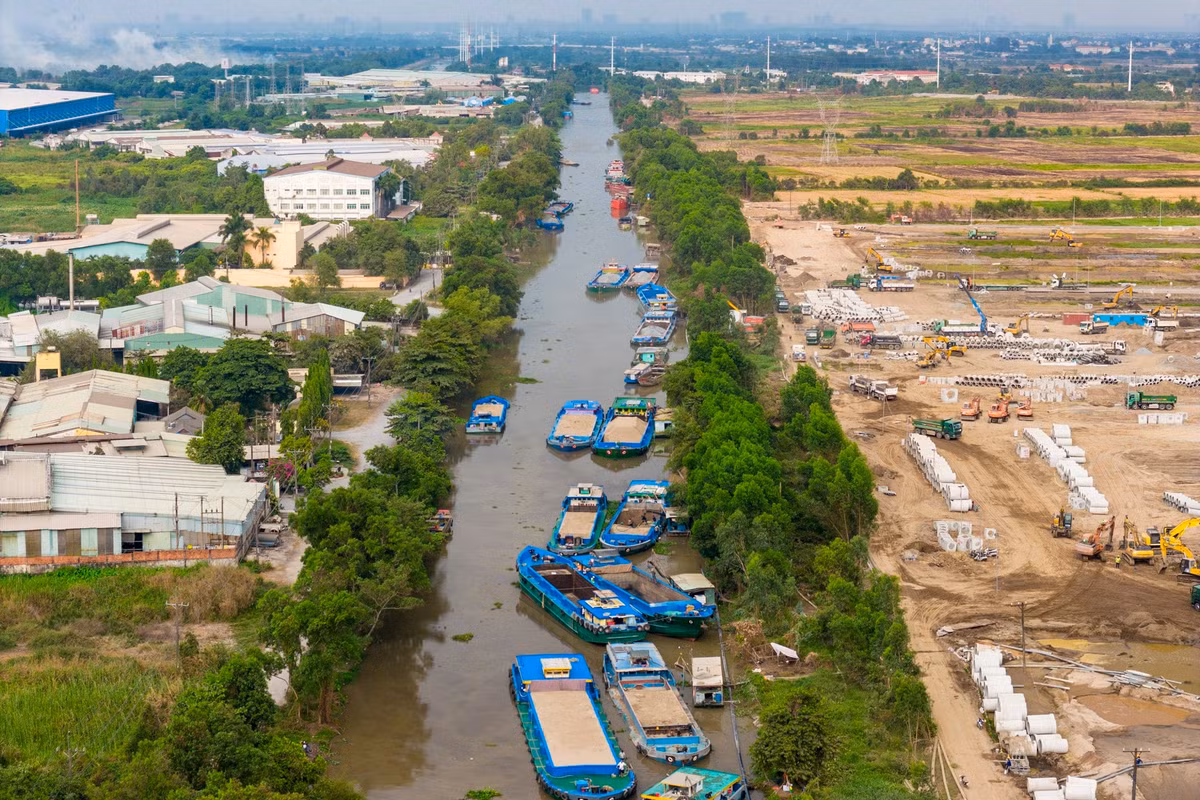 Hệ thống hạ tầng sẽ được đầu tư đồng bộ, bao gồm nhà ở, giáo dục, thương mại, dịch vụ và các tiện ích xã hội. Nhu cầu nhà ở được đáp ứng bằng nhiều loại hình, phù hợp với cơ cấu dân cư đặc thù của đô thị đại học.