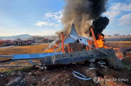 Chiếc máy bay gặp nạn khi đang cố gắng hạ cánh khẩn cấp do bánh đáp gặp trục trặc, sau lần hạ cánh đầu tiên không thành công. Ảnh: Yonhap.