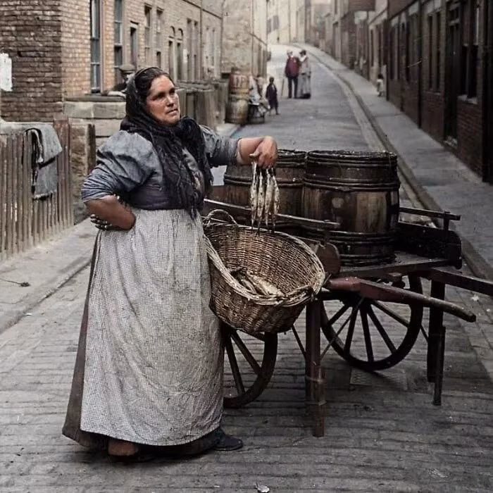 Một người phụ nữ bán cá dạo trên đường phố London, Anh, năm 1910.