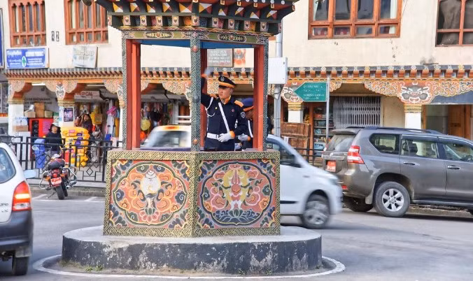 Thủ đô Thimphu của Bhutan không có đèn tín hiệu giao thông. Thay vào đó, cảnh sát giao thông sẽ điều tiết giao thông.