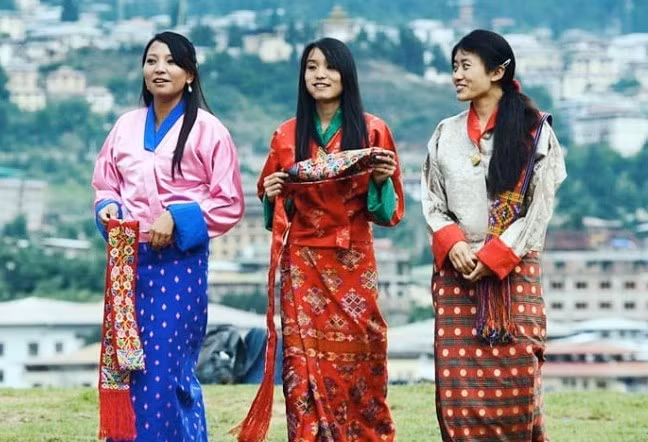 Người Bhutan mặc trang phục truyền thống. Đàn ông mặc áo choàng dài đến gối còn phụ nữ mặc váy dài Kira. Địa vị xã hội được xác định qua màu sắc chiếc khăn choàng qua vai trái.