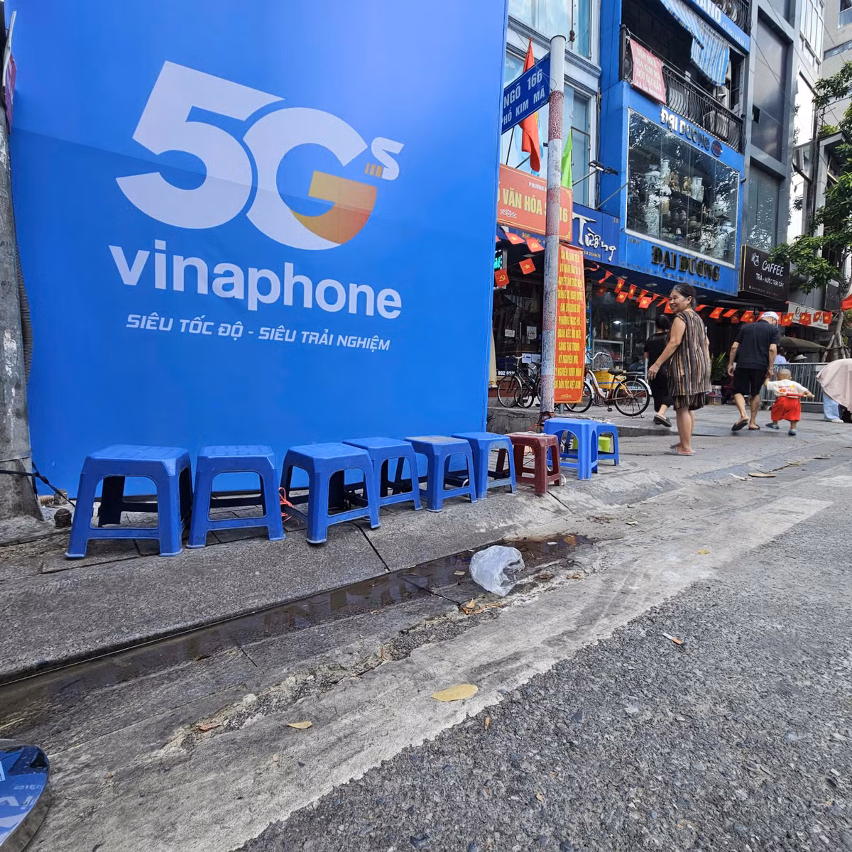 Gia đình anh Mai Xuân Tiến (Thanh Hóa) chia sẻ: "Tôi cho gia đình ra đây từ 3h sáng để xếp hàng vào lăng viếng Chủ tịch Hồ Chí Minh sau đó di chuyển ra ngoài để lấy chỗ. Trước khi đi, gia đình tôi đã chuẩn bị đủ đồ ăn, nước uống và sẵn sàng chờ đón màn luyện diễu binh, diễu hành vào tối nay".