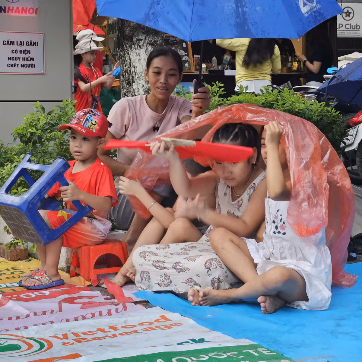 Đặc biệt, những gia đình có trẻ nhỏ được ưu tiên vào trong nhà tránh mưa tạm thời.