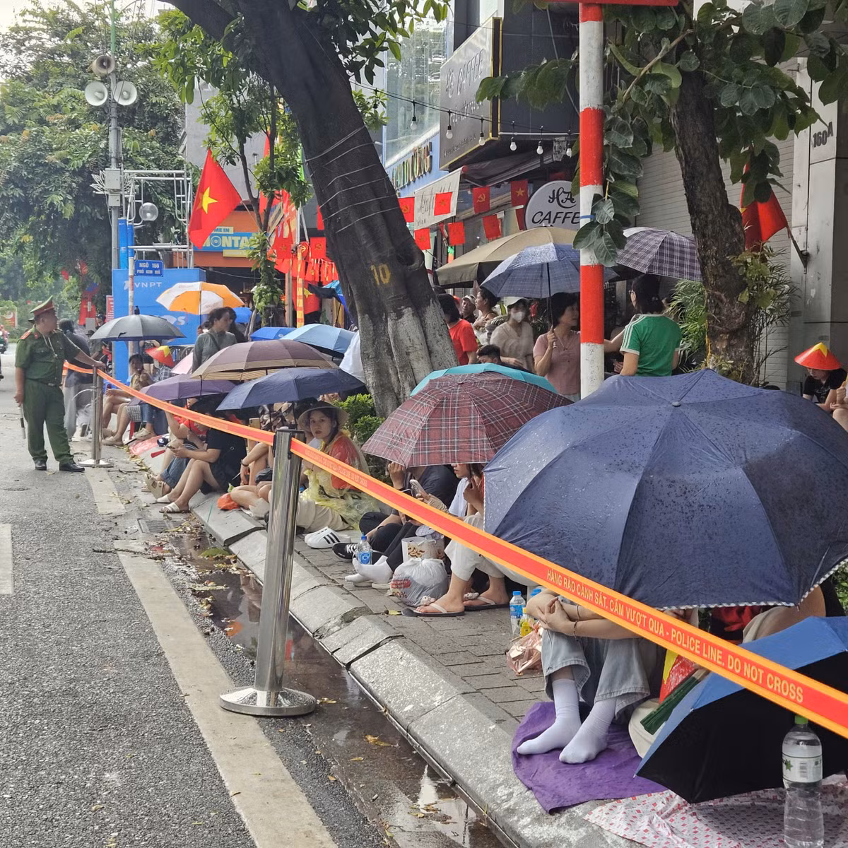 Mọi người kiên trì "bám trụ" để giữ chỗ.