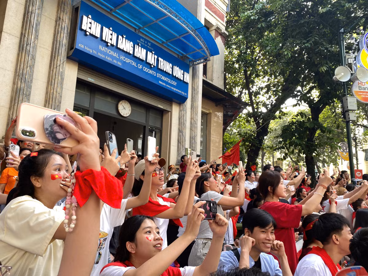 Nhiều bạn trẻ vô cùng phấn khích khi được tận mắt xem các đoàn diễu binh, diễu hành đi qua trên các tuyến phố ở Hà Nội.