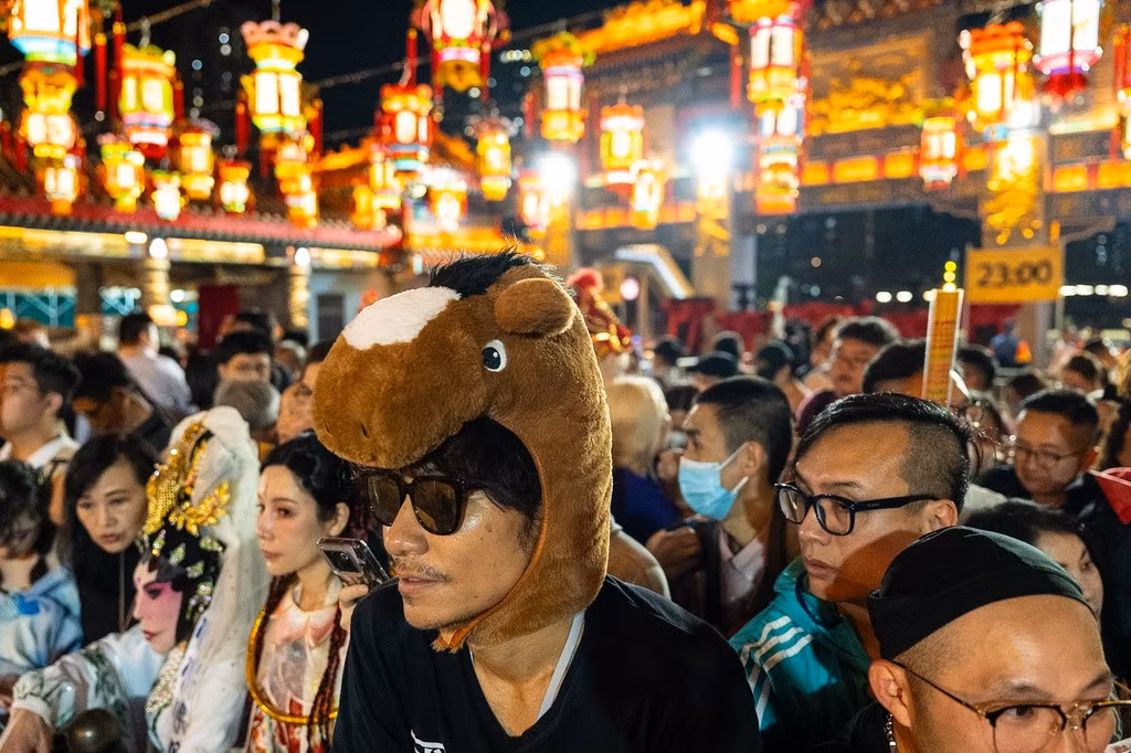 Tại Hong Kong (Trung Quốc), người dân đổ xô đi chùa vào đêm Giao thừa để cầu nguyện cho năm mới. Ảnh: AP.