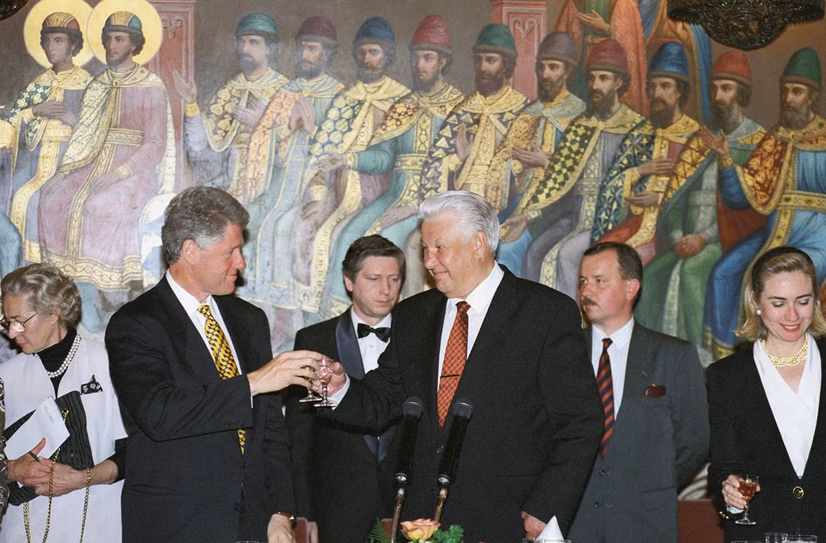 Tổng thống đầu tiên của nước Nga, Boris Yeltsin, đã đến thăm Mỹ vào năm 1995, nơi ông gặp Tổng thống Mỹ Bill Clinton. Và sau đó, Tổng thống Mỹ Bill Clinton đã đáp lại bằng chuyến thăm Nga và được tiếp đón tại Điện Kremlin ở Moscow.