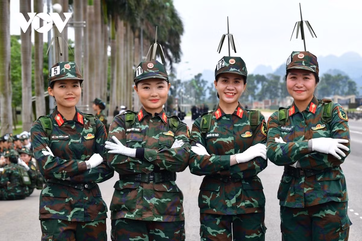 Niềm vui của các chiến sĩ khi hoàn thành buổi hợp luyện đầu tiên trong quá trình chuẩn bị cho lễ Kỷ niệm 80 năm Cách mạng tháng Tám và Quốc khánh 2/9.