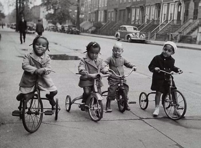 Các em nhỏ đi xe ba bánh ở Brooklyn, thành phố New York (Mỹ), vào những năm 1930. (Nguồn ảnh: BP)