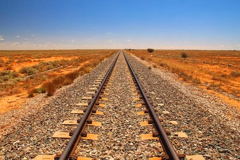 Australia tự hào có nhiều tuyến đường sắt ngoạn mục. Trong đó, tuyến đường sắt Indian Pacific nối liền hai thành phố lớn Sydney và Perth, nổi tiếng với hành trình dài, cảnh quan đa dạng từ núi non đến sa mạc, và sở hữu đoạn đường ray thẳng dài nhất thế giới. Ảnh: TN.