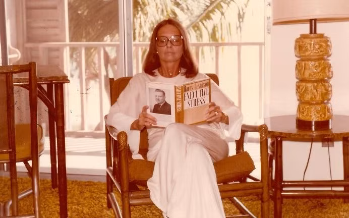 Người phụ nữ ngồi đọc sách ở thành phố Naples, Florida, năm 1977.