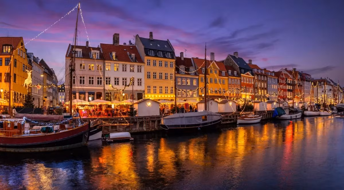 Theo trang Rustic Pathways, Copenhagen là một trung tâm ẩm thực quốc tế nổi tiếng. Thành phố này có nhiều nhà hàng đạt sao Michelin và nổi tiếng với phong trào ẩm thực "New Nordic" tập trung vào nguyên liệu địa phương và bền vững. Ảnh: stock.adobe.com.