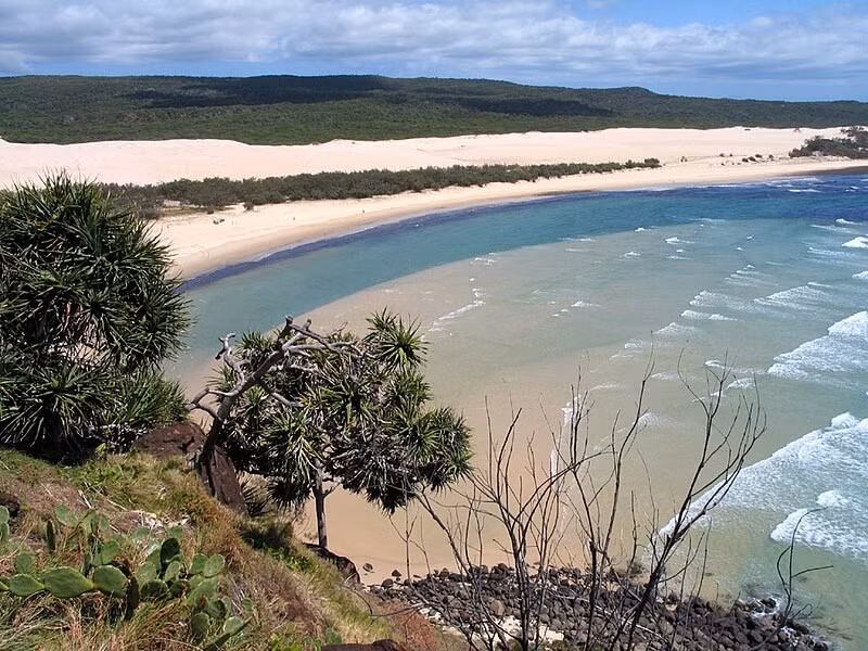Đảo Fraser ở Australia là đảo cát lớn nhất thế giới. Bờ biển cát trắng mịn của Đảo Fraser là điểm nhấn cho bất kỳ chuyến đi nào đến Queensland. Vịnh Hervey là điểm khởi đầu cho hành trình khám phá hòn đảo. Ảnh: Wikipedia.