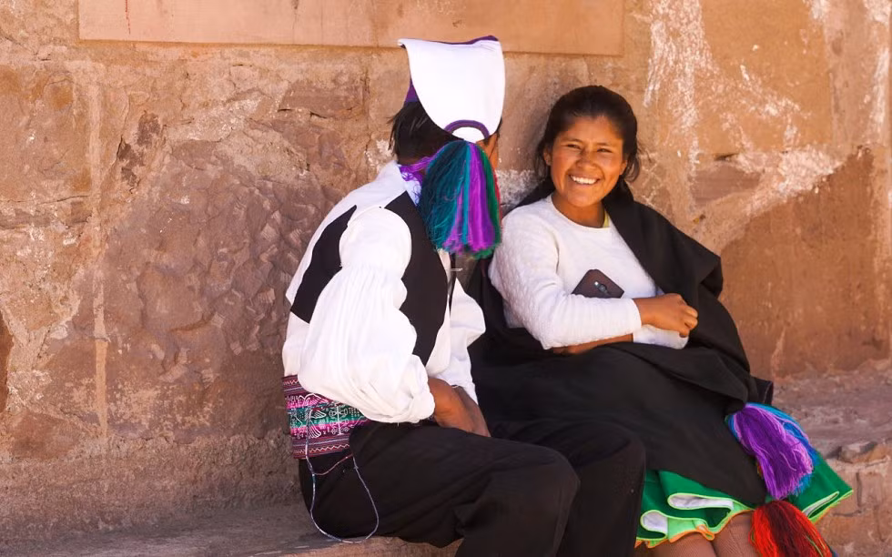 Theo Peru-Travels, Peru có sự đa dạng ngôn ngữ lớn, với tiếng Tây Ban Nha là ngôn ngữ chính thức và phổ biến nhất, bên cạnh đó có các ngôn ngữ bản địa quan trọng như tiếng Quechua và Aymara, cùng với hơn 50 ngôn ngữ bản địa khác được sử dụng ở vùng Amazon. Ảnh: Peru-Travels.