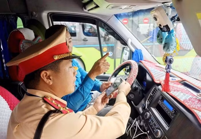 Thông qua thiết bị giám sát hành trình, lực lượng CSGT cũng nắm được thời gian xuất phát, tuyến đường di chuyển và thời gian điều khiển phương tiện liên tục của lái xe