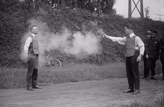 Được chụp vào năm 1923, bức ảnh này ghi lại cảnh hai nhân viên bán hàng của Công ty May mặc Bảo hộ New York thử nghiệm mẫu áo chống đạn siêu nhẹ.