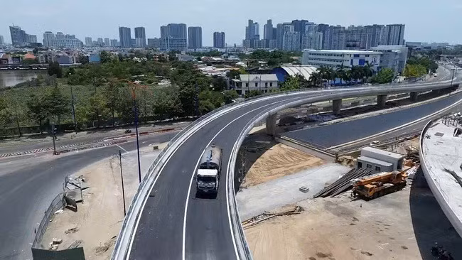 Cầu vượt N3 dài gần 500 m, rộng 9 m, gồm 2 làn xe một chiều, thuộc gói thầu xây lắp số 10 với tổng vốn khoảng 236 tỉ đồng