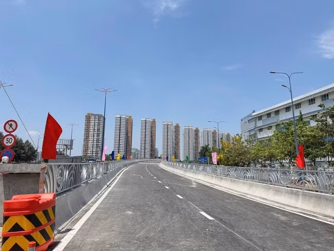Việc từng bước khép kín các hạng mục đang giúp hoàn thiện hệ thống hạ tầng giao thông phía Đông TPHCM, đặc biệt trên trục kết nối cảng Cát Lái và cao tốc TPHCM – Long Thành – Dầu Giây