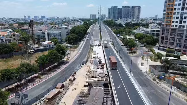 Nhánh cầu vượt N3 (bên phải) nối từ đường Mai Chí Thọ rẽ trái về đường Đồng Văn Cống