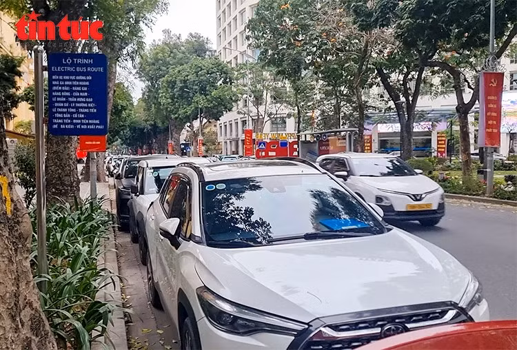 Phần lớn diện tích khu vực điểm dừng xe buýt bị ô tô cá nhân chiếm dụng làm nơi đỗ xe, gây cản trở giao thông.