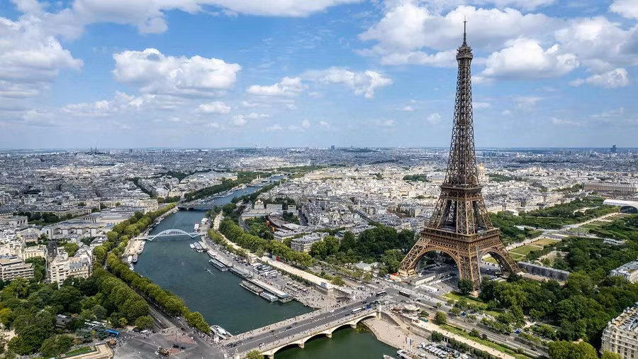 Theo trang Rustic Pathways, thủ đô Paris (Pháp) giới thiệu hệ thống giao thông công cộng đầu tiên trên thế giới - xe buýt - vào năm 1662. Ảnh: CPR.
