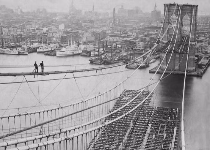 Hoạt động xây dựng cầu Brooklyn năm 1883.
