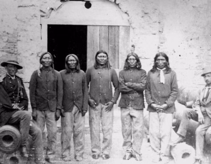 Bức ảnh này chụp các tù nhân người Mỹ bản địa trong cuộc chiến Red River năm 1875.