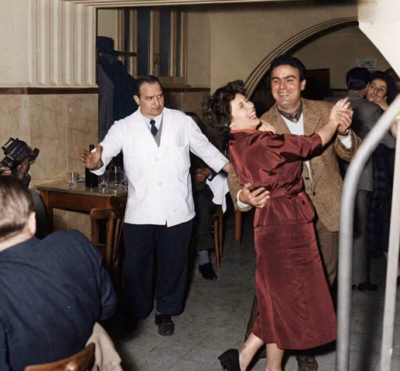 Một cặp đôi đang khiêu vũ trong lễ đón Giao thừa ở Rome, Italy, vào khoảng những năm 1950. Ảnh: Alamy Stock.