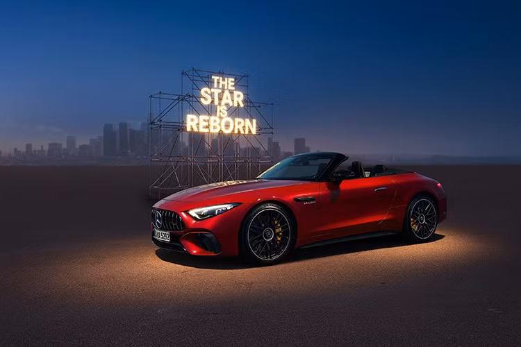 Mercedes-Benz Việt Nam vừa công bố chính thức phân phối mẫu xe thể thao mui trần Mercedes-AMG SL 63 S E Performance tại Việt Nam, với mức giá khuyến nghị lên đến 12,29 tỉ đồng. Đáng chú ý, chỉ có đúng hai chiếc xe được đưa về Việt Nam.