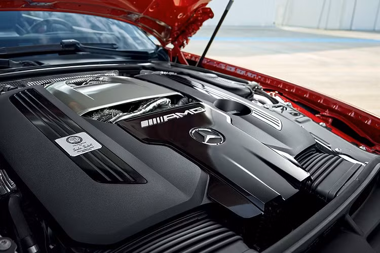 Người lái có thể tùy chọn giữa 8 chế độ vận hành khác nhau, từ “Electric” – thuần điện, đến “Race” – dành cho đường đua, hoặc cá nhân hóa với chế độ “Individual”.