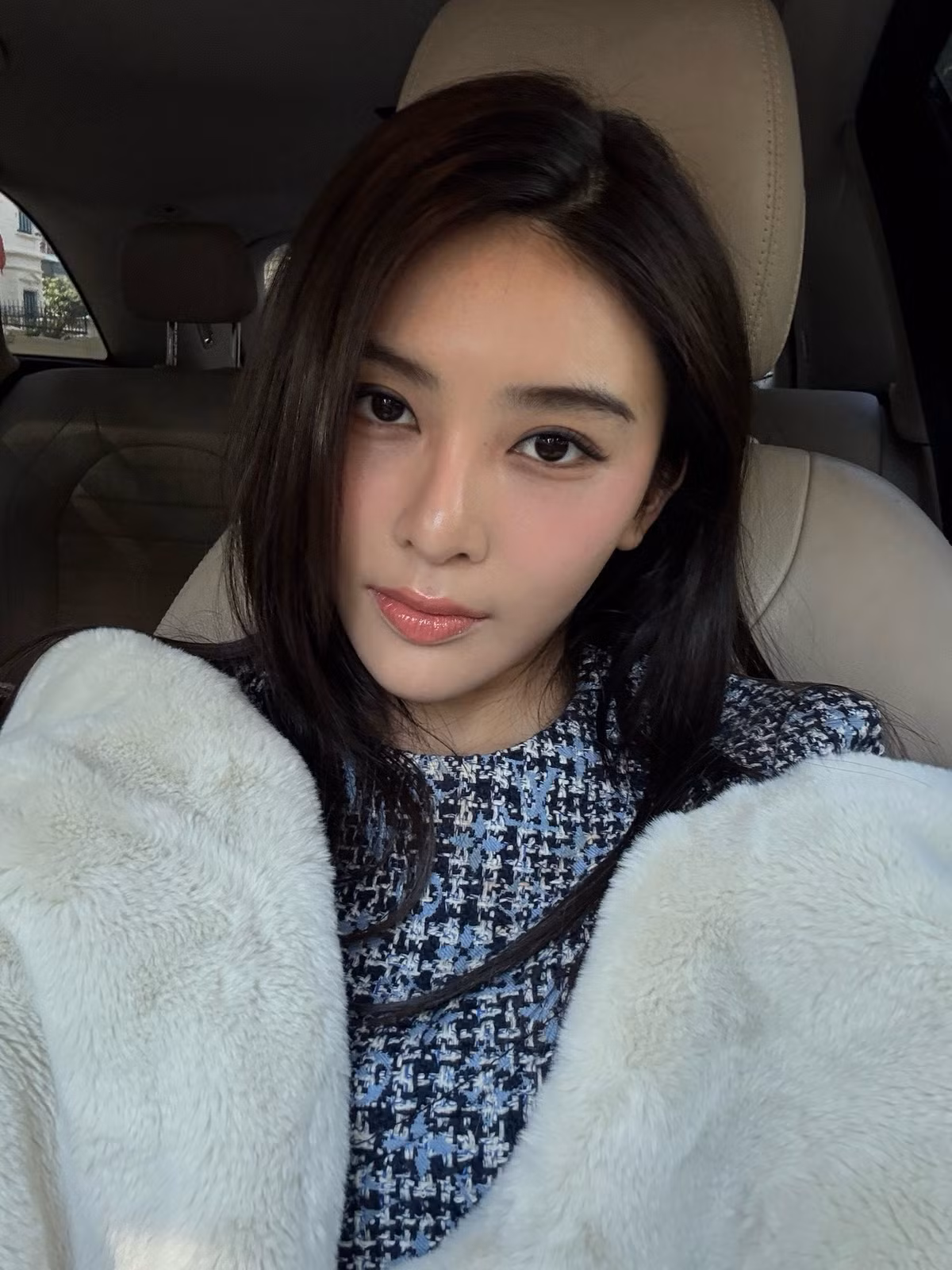 Từ những câu chuyện xoay quanh đời sống cá nhân đến các mối quan hệ tình cảm được dân mạng đặt dấu hỏi, cái tên “Linh Trương là ai?”, "Vì sao clip nào cũng thấy quay ở khách sạn", "Linh Trương làm nghề gì suốt ngày thấy đi du lịch..." nhanh chóng trở thành chủ đề được nhiều người quan tâm.