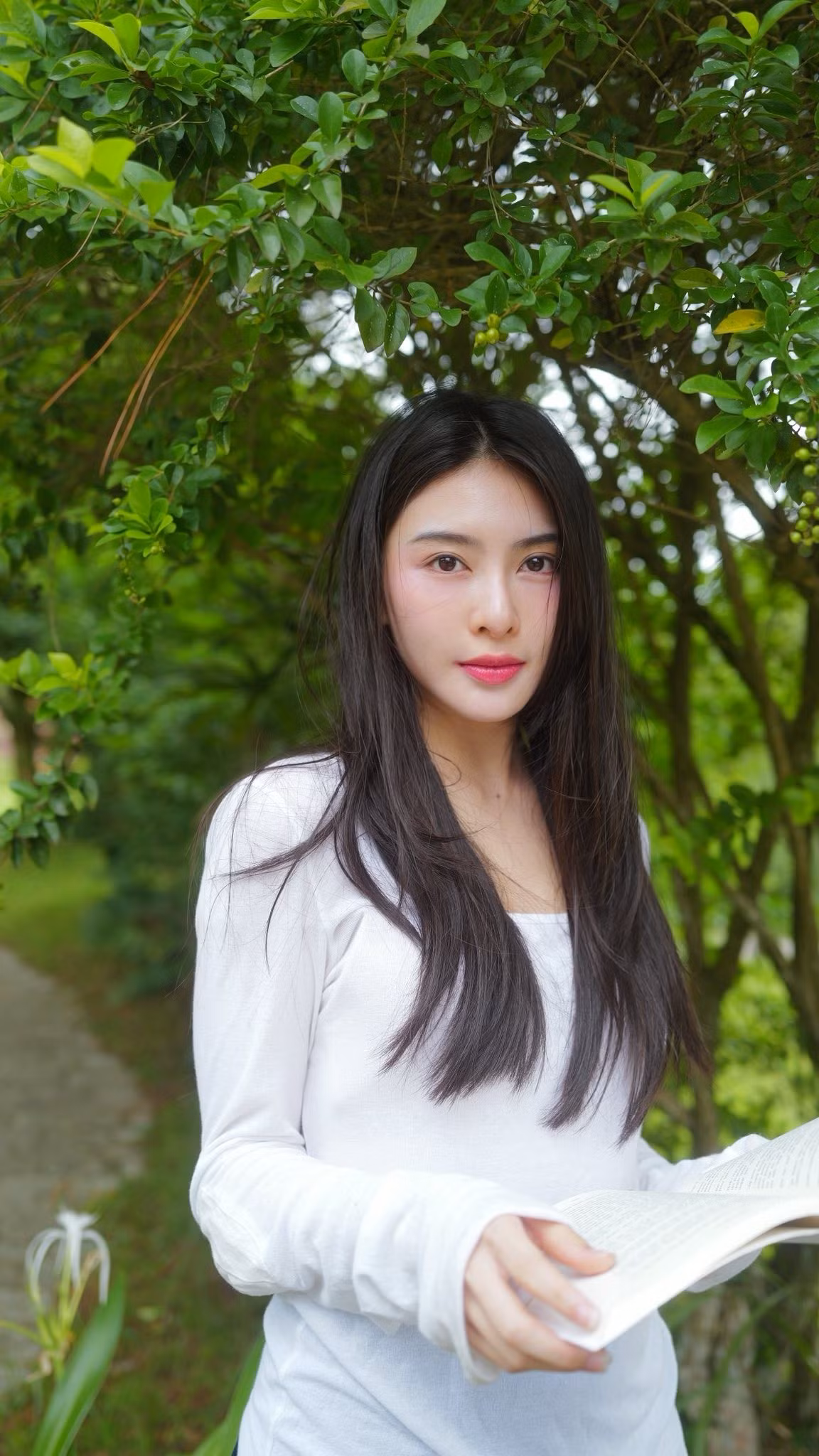 Linh Trương bắt đầu được chú ý từ khoảng năm 2019, khi vừa tròn 18 tuổi. Thời điểm đó, cô nhanh chóng thu hút sự quan tâm nhờ gương mặt sáng, đường nét hài hòa và visual cuốn hút. Nhan sắc của Linh Trương được ví như Phạm Băng Băng bản Việt.