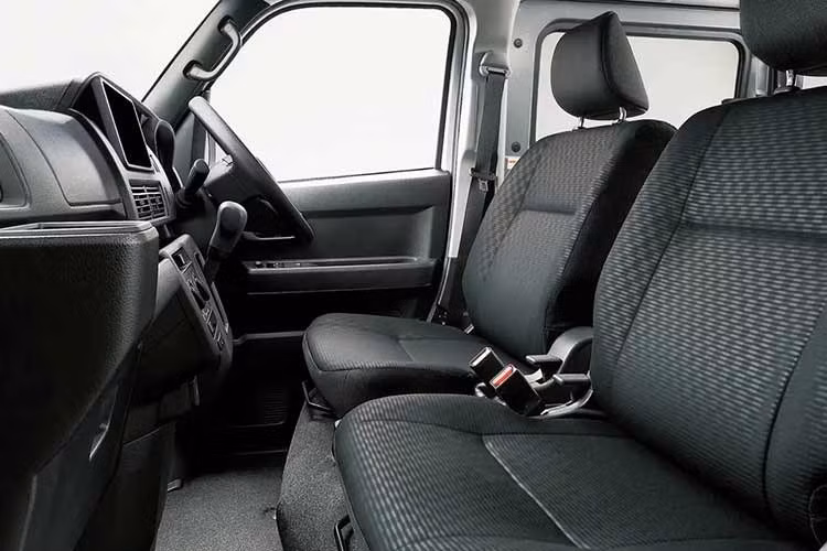 Giống như các mẫu xe kei car khác, Subaru Sambar Van 2026 cũng được tập trung nâng cấp gói công nghệ an toàn chủ động ADAS. Hệ thống camera âm thanh nổi giờ đây có thể nhận diện xe đạp băng qua đường và phát hiện phương tiện đi ngược chiều khi rẽ phải tại giao lộ, đồng thời nhận biết người đi bộ băng qua từ cả hai hướng khi xe rẽ trái hoặc rẽ phải.