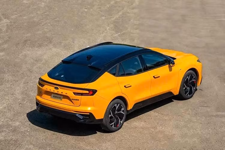 Phiên bản Sport mở rộng dòng Mondeo sang phân khúc SUV gầm cao nhưng vẫn giữ nguyên tên gọi vốn quen thuộc với người tiêu dùng Trung Quốc. Ford Mondeo Sport có chiều dài tổng thể 4.920 mm và chiều dài cơ sở 2.945 mm nên được định vị trong phân khúc SUV hạng trung.