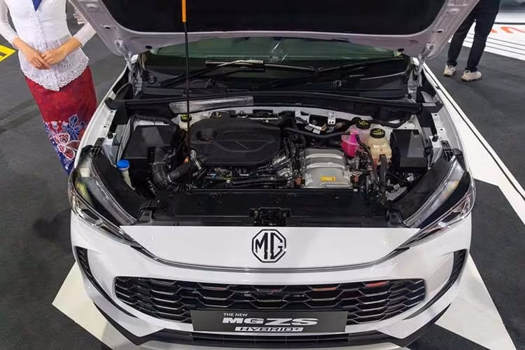 Phiên bản hybrid của MG ZS 2026 sử dụng động cơ xăng 4 xi-lanh, hút khí tự nhiên, dung tích 1.5L, tạo ra công suất tối đa 102 mã lực và mô-men xoắn cực đại 128 Nm. Động cơ kết hợp với mô-tơ điện có công suất tối đa 136 mã lực và mô-men xoắn cực đại 250 Nm.