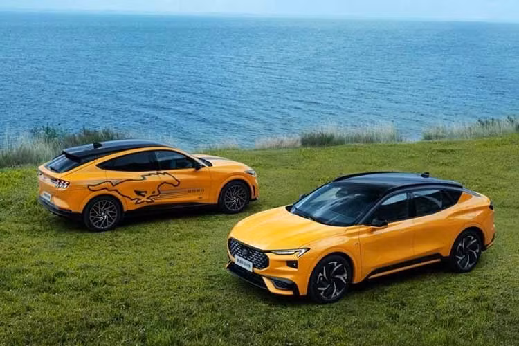 Khoảng sáng gầm của Ford Mondeo Sport đạt 168 mm, kết hợp giữa phong cách coupe và tính thực dụng trong sử dụng hàng ngày. Phía sau xe được trang bị cụm đèn hậu LED hình chữ "C", nối liền với nhau bằng dải đèn vắt ngang cửa cốp.