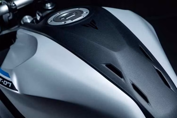 Các bộ phận tiết kiệm trọng lượng chính bao gồm vành xe 17in được rèn xoắn "Spin Forged" như MT-09, giúp tiết kiệm gần 500g trọng lượng không treo và giảm quán tính ở cả hai đầu 4%. Thân xe mới cũng được thiết kế theo chiếc MT-09 ba xi-lanh lớn hơn, đồng thời cũng giảm trọng lượng vỏ đi 600g.
