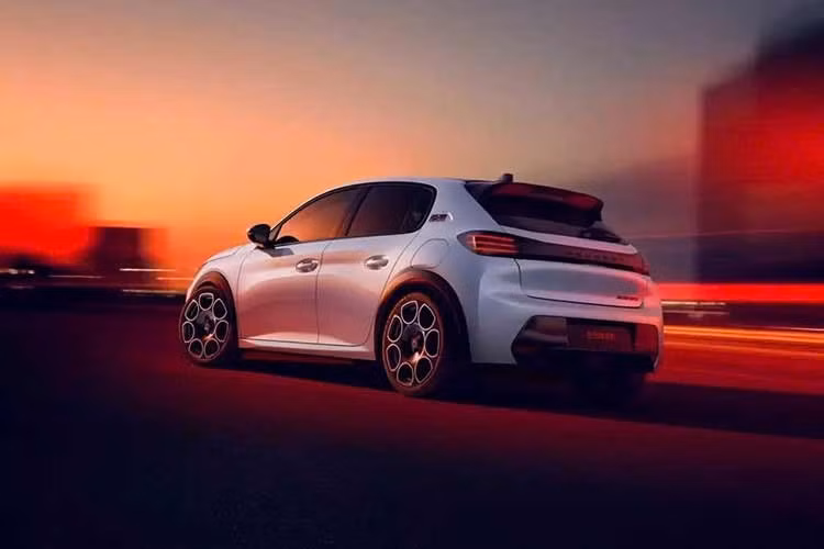 Tiếp tục nhấn mạnh yếu tố hiệu suất cao, Peugeot e-208 GTi được hạ thấp khoảng sáng gầm thêm 25 mm và sở hữu chiều rộng cơ sở lớn hơn. Xe cũng được trang bị lò xo và giảm xóc chuyên biệt, bộ vi sai chống trượt cơ khí cùng một thanh cân bằng bổ sung. Thanh cân bằng này được đặt ở phía sau và hoạt động cùng thanh cân bằng phía trước vốn đã có trên phiên bản tiêu chuẩn.