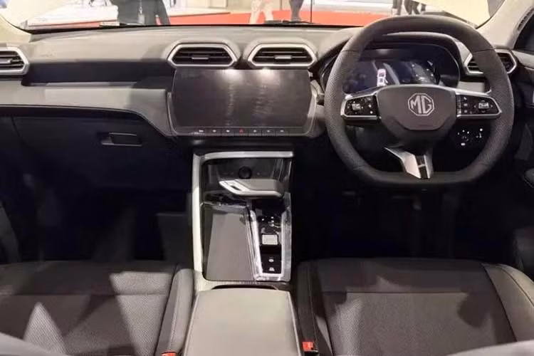 Hộp số hybrid ba cấp cùng bộ pin dung lượng 1,83 kWh. Tổng công suất hệ thống đạt 196 mã lực và mô-men xoắn cực đại là 465 Nm, cho khả năng tăng tốc từ 0-100 km/h trong 8,7 giây. Đồng thời, MG ZS Hybrid+ chỉ tiêu thụ lượng nhiên liệu 5,1 lít/100 km trên đường hỗn hợp theo chu trình WLTP.