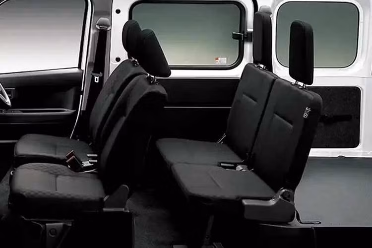 Mẫu xe van thuộc phân khúc kei car này tiếp tục sử dụng các tùy chọn hệ truyền động không điện hóa trước đây. Động cơ 3 xi-lanh dung tích 660 cc đặt giữa thân xe tạo ra công suất tối đa 46 mã lực ở phiên bản hút khí tự nhiên và 63 mã lực ở phiên bản tăng áp.