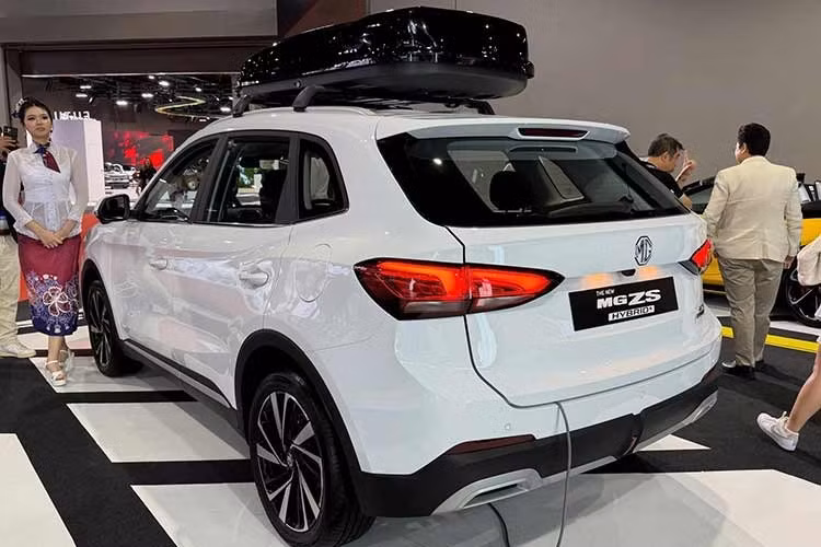 Mẫu xe SUV MG ZS 2026 thế hệ mới lớn hơn đáng kể so với phiên bản cũ với chiều dài tăng hơn 100 mm lên 4.430 mm và chiều rộng tăng 9 mm lên 1.818 mm. Trong khi đó, chiều dài cơ sở tăng thêm 29 mm, đạt 2.610 mm.