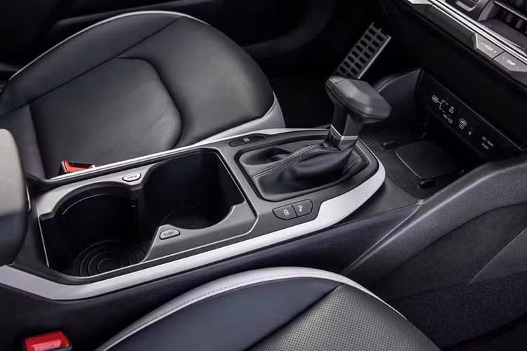 Xe hỗ trợ kết nối Android Auto/Apple CarPlay không dây, sạc điện thoại không dây, điều hòa tự động hai vùng, ghế trước có chức năng thông gió và hàng ghế sau gập theo tỷ lệ 60:40. Cung cấp sức mạnh cho Kia K4 này là động cơ xăng Smartstream G 4 xi-lanh thẳng hàng, tăng áp, dung tích 1.6L, sản sinh công suất tối đa 190 mã lực và mô-men xoắn cực đại 265 Nm.