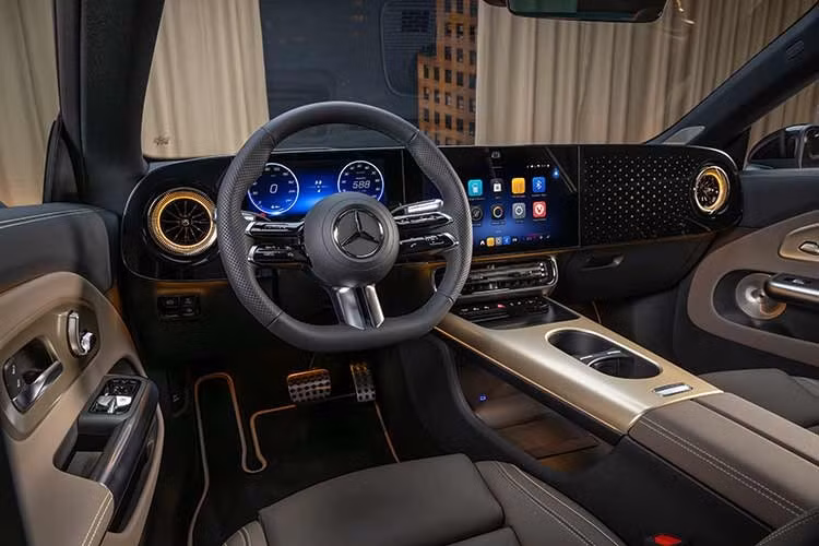Về thiết kế, CLA 200 Electric được lấy cảm hứng từ mẫu concept Vision EQXX với tỷ lệ thân xe thể thao, đường nét khí động học và ngôn ngữ thiết kế hiện đại. Điểm nhấn nổi bật nằm ở lưới tản nhiệt tích hợp 142 họa tiết ngôi sao phát sáng, hệ thống đèn MULTIBEAM LED cùng các hiệu ứng ánh sáng động đặc trưng.
