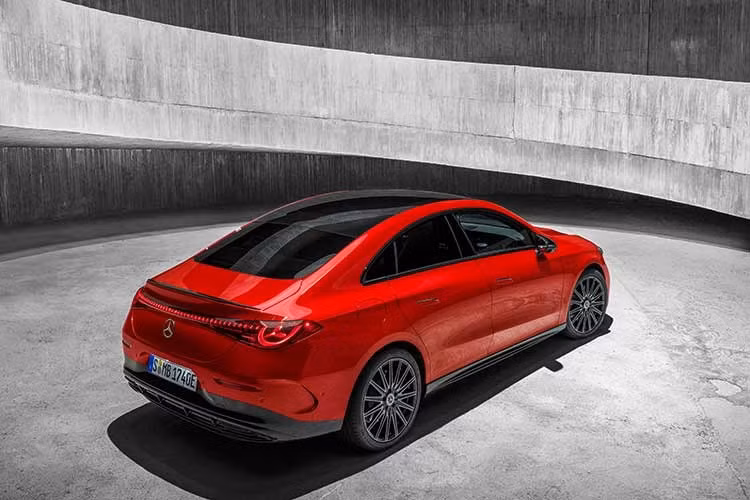 Được phát triển trên nền tảng xe điện thế hệ mới MMA (Mercedes-Benz Modular Architecture), CLA 200 Electric sở hữu mô-tơ điện đặt phía sau, công suất 224 mã lực, mô-men xoắn cực đại 335 Nm, cho khả năng tăng tốc từ 0-100 km/h trong 7,5 giây và tốc độ tối đa 210 km/h.