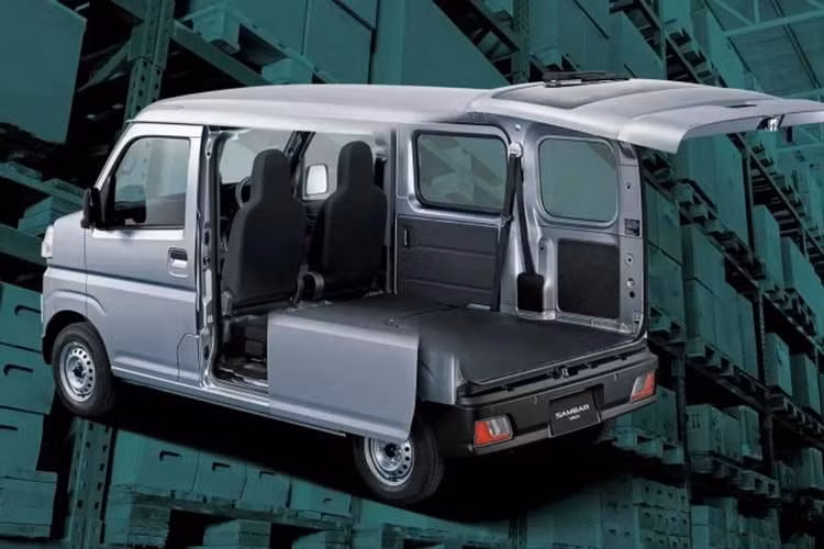 Tùy theo phiên bản, mẫu xe van cỡ nhỏ giá rẻ nhất của thương hiệu Subaru sẽ được trang bị hệ dẫn động cầu sau hoặc bốn bánh điều khiển điện tử, kết hợp với hộp số sàn 5 cấp và hộp số vô cấp CVT.