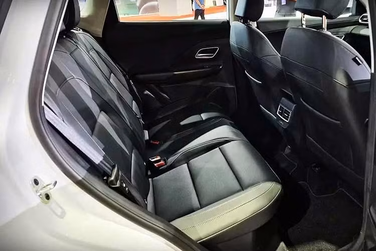 Bên cạnh 2 tùy chọn động cơ, MG ZS Hybrid+ tại thị trường Malaysia còn có các trang bị đáng chú ý như cụm đèn pha LED có tên “Connected Hunter Eyes”, đèn hậu LED, bộ mâm hợp kim 18 inch đi kèm lốp kích thước 215/50, màn hình thông tin giải trí đặt nổi với kích thước 12,3 inch và bảng đồng hồ kỹ thuật số.