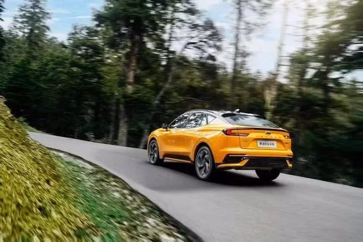 Toàn bộ các phiên bản của mẫu xe này đều được trang bị hệ thống quan sát toàn cảnh 540 độ, bao gồm tính năng hiển thị hình ảnh dưới gầm. Xe còn được bổ sung tính năng hỗ trợ quan sát khi leo dốc, tự động chuyển sang góc nhìn phù hợp nhất như chế độ camera toàn cảnh hoặc camera trước khi phát hiện địa hình dốc, giúp người lái xử lý các điểm mù tại lối ra tầng hầm hoặc những đoạn đường có độ dốc lớn.