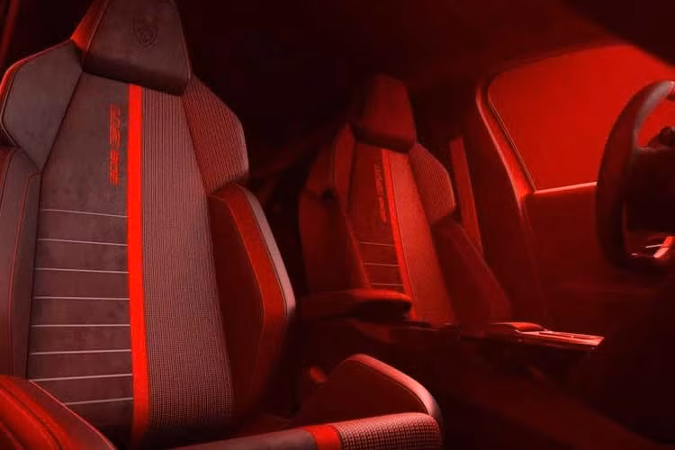 Hệ truyền động đương nhiên là điểm nhấn của Peugeot e-208 GTi. Mẫu xe này được trang bị mô-tơ M4+ sản sinh công suất tối đa 277 mã lực và mô-men xoắn cực đại 345 Nm. Nhờ đó, xe có thể tăng tốc từ 0-100 km/h trong 5,5 giây trước khi đạt tốc độ tối đa giới hạn điện tử ở mức 180 km/h.