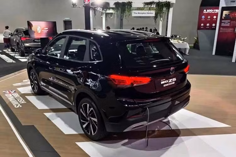 MG ZS Hybrid+ sẽ được lắp ráp tại Malaysia theo dạng CKD cùng với người anh em S5 EV. Xe được cung cấp với 4 màu sơn gồm đỏ, bạc, đen và trắng, tất cả đều đi kèm nội thất màu đen.