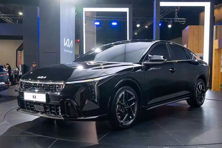 Tuy nhiên, chiếc xe được trưng bày tại Malaysia sở hữu kiểu dáng sedan. Xe có kích thước dài x rộng x cao lần lượt 4.710 x 1.850 x 1.420 mm và chiều dài cơ sở 2.720 mm. Nhờ đó, Kia K4 có kích thước tổng thể lớn hơn Honda Civic trong khi chiều dài cơ sở ngắn hơn đôi chút.